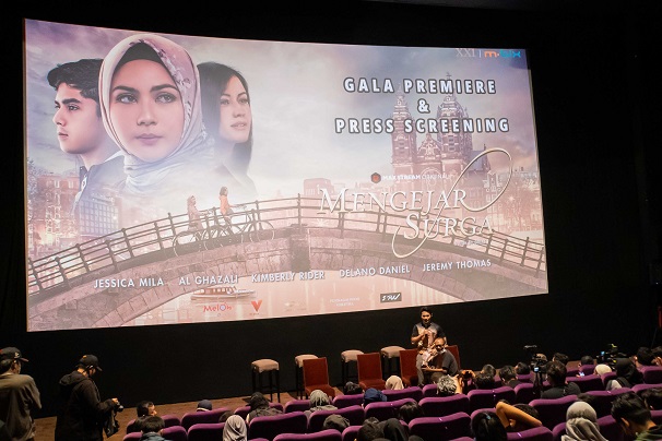 Telkomsel melalui MAXstream berkolaborasi dengan rumah produksi Viera dan PT Melon Indonesia merilis film orisinal berjudul "Mengejar Surga".
